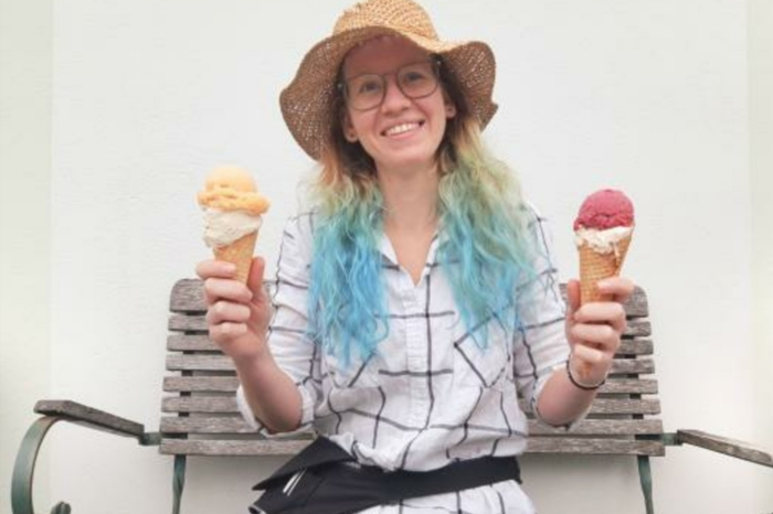 Meine Zukunft und mehr Eistüten als ich zählen kann habe ich heuer in die Hand genommen. Wenngleich es der ungünstigste Zeitpunkt für den Tourismus war, bin ich heute sehr froh mit meinem Eisgeschäft „Blaumeise“ in St. Anna am Aigen den Schritt in die Selbstständigkeit gemacht zu haben.