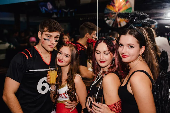 Hier sind wieder die fein-gruseligsten, nein, eigentlich schönsten Univiertel-Bilder des Jahres. Danke fürs Posieren und viel Spaß beim Durchklicken!
