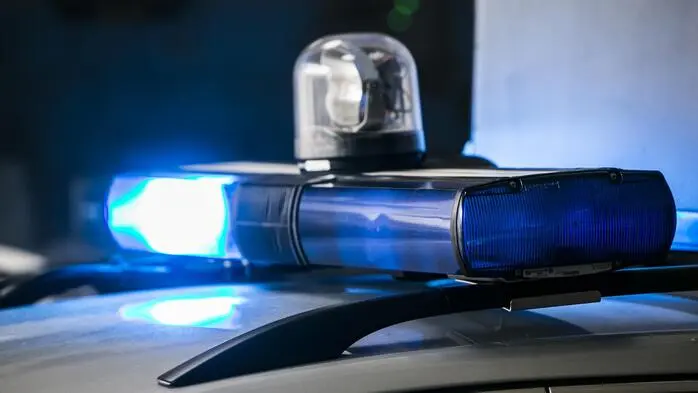 Man sieht das Blaulicht eines Polizeiautos