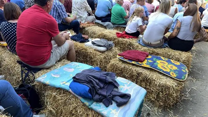 Basis für einen unterhaltsamen Theaterabend unter freiem Sternenhimmel ist das gemütlich-rustikale Ambiente im Hof des 300 Jahre alten Anwesens der Familie von Obmann Hans Thaller. 