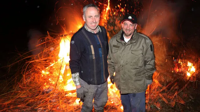 Fürs Osterfeuer waren August Strießnig und Hannes Uhr zuständig!