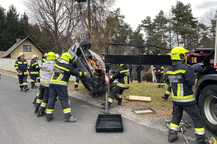 Zur Fahrzeug Bergung wurde der LKW-Kran von der FF Stainz nachalarmiert. Die Feuerwehren Gundersdorf, St. Stefan ob Stainz, sowie Stainz waren mit insgesamt 45 Mann rund zwei Stunden im Einsatz. Für die Dauer des Einsatzes war der Straßenabschnitt gesperrt. Eine örtliche Umleitung wurde von der Feuerwehr eingerichtet. Das schwer beschädigte Fahrzeug von den Einsatzkräften mittels Krans umgedreht und am Fahrbahnrand abgestellt. Die ausgeflossenen Betriebsmittel gebunden.