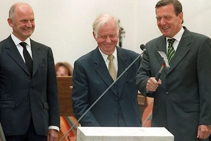 Innerhalb von drei Jahren brachte Piëch den VW-Konzern in die Gewinnzone zurück. Das Foto von 1999 zeigt ihn mit dem damaligen Kanzler von Deutschland, Gerhard Schröder (rechts), bei der Grundsteinlegung für ein VW-Werk in Dresden. Mitte: der damalige Ministerpräsident von Sachsen, Kurt Biedenkopf.