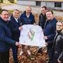 Von links: Stadtrat Erwin Baumann (FPÖ), Meine Heimat-Vorstandsvorsitzender Helmut Kusternik, die Prokuristen Alfred Groyer und Karl Zußner, Bürgermeister Günther Albel (SPÖ) und Landtagsabgeordnete Nicole Schojer (SPÖ)