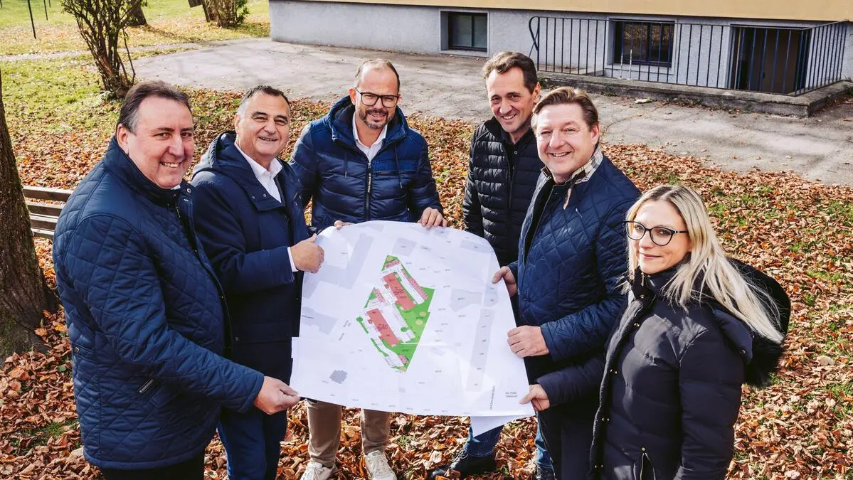 Von links: Stadtrat Erwin Baumann (FPÖ), Meine Heimat-Vorstandsvorsitzender Helmut Kusternik, die Prokuristen Alfred Groyer und Karl Zußner, Bürgermeister Günther Albel (SPÖ) und Landtagsabgeordnete Nicole Schojer (SPÖ)