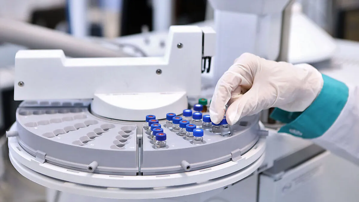Die Covid-Schutzimpfung von AstraZeneca wird auch nach der Zulassung in der EU weiterhin überprüft 