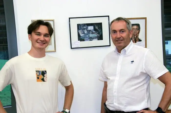 Bei der Vernissage freuten sich sowohl Bürgermeister Franz Feirer als auch der Künstler über das große Interesse und die vielen Besucher. Der Bürgermeister sprach auch über das Schaffen des erst Zwanzigjährigen, über seine Zeichnungen und Comics. „Lukas erzählt mit seinen Bildern Geschichten“, so Feirer.