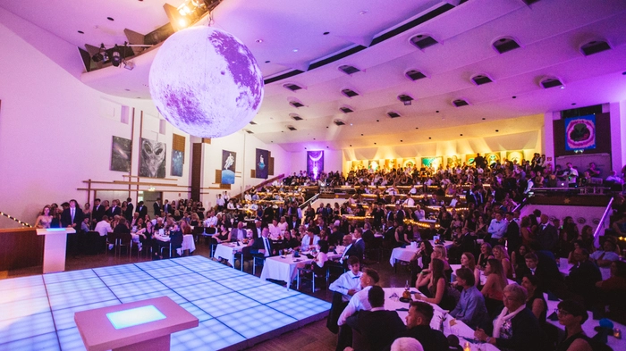 Ein riesiger Mond schmückte den Ballsaal.