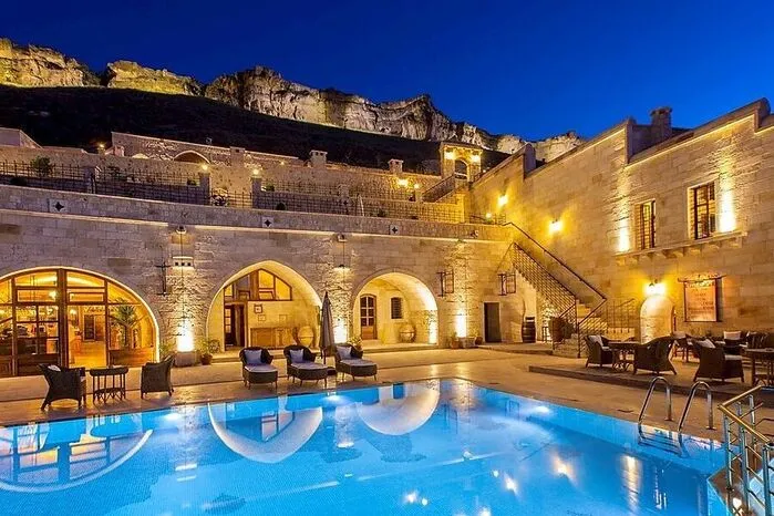 Kayakapi Premium Caves Cappadocia. Das erste und bisher einzige Boutique-Hotel in Kappadokien hat viele seine Zimmer in natürliche Höhlen eingebettet.