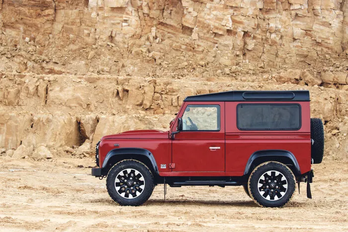 Kunden können den Defender Works V8 mit den Radständen 90 oder 110 in insgesamt acht Lackierungen bestellen, von denen zwei seidenmatte Oberflächen besitzen.