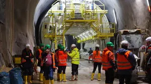 So viele Besucher dürfen selten gemeinsam in den Basistunnel, aber wenn Verkehrsministerin Gewessler und ÖBB-Chef Matthä kommen, gibt's eine Ausnahme