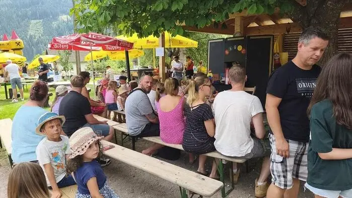 Viele Kinder sind mit ihren Eltern, Omas und Opas am Sonntag zum Kinderfest im Gastgarten des Gasthofes Neuwirt gekommen.