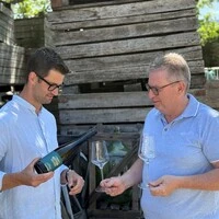 Sommelier René Kollegger und Werner Retter beim Verkosten der „Well Hirschbirne“.