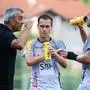 WOLFSBERG,AUSTRIA,21.AUG.21 - SOCCER - ADMIRAL Bundesliga, Wolfsberger AC vs FC Admira Wacker Moedling. Image shows head coach Robin Dutt, Michael Liendl and Mario Leitgeb (WAC). Keywords: bottle. Photo: GEPA pictures/ Daniel Goetzhaber