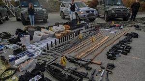 Durch die kosovarischen Behörden sichergestellte Waffen und Fahrzeuge der serbischen Freischärler
