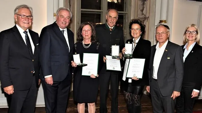 Regina Trummer, Josef Schellnegger und Monika Martin (Mitte) mit Gratulanten