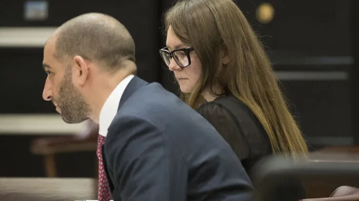 Die deutsch-russische Hochstaplerin Anna Sorokin ist in New York wegen Diebstahls verurteilt worden. Eine Jury sprach die 28-Jährige, die sich eine falsche Identität als reiche Erbin zugelegt hatte, schuldig.