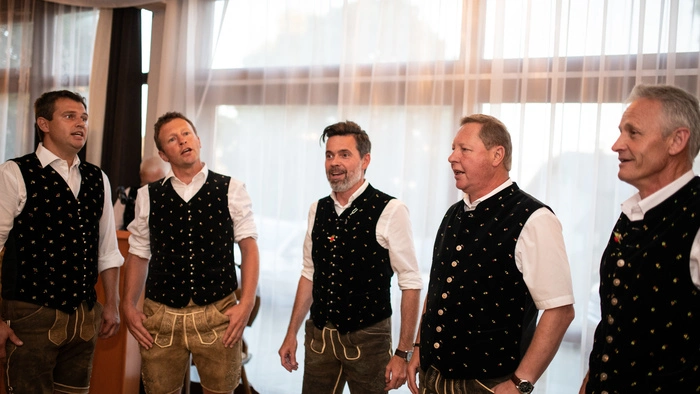 Die musikalischen Gäste waren unter anderem „Die Diexer“ unter der Leitung von Norbert Haimburger, der „Gemischte Chor Edling“ mit Chorleiterin Andrea Landa und die Kindervolkstanzgruppe Diex mit Sabine Spielberger.