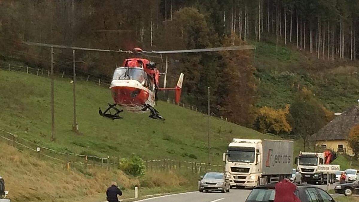 Eine Person wurde mit dem Rettungshubschrauber ins Krankenhaus geflogen