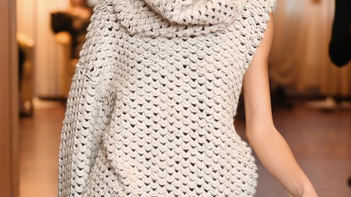 Auf Widerstand gebürstet: Die Tiroler Designerin Rebekka Ruetz sieht die Trägerinnen ihrer Mode erklärtermaßen als "moderne Amazonen", und im Herbst/Winter 2018/19 proben diese auch noch die Revolution. Ihre am Mittwochnachmittag auf der Berliner Fashion Week vorgestellte Kollektion "Riots Daughter" (etwa "Tochter des Aufruhrs") setzt auf beißende Muster und schrille Farben.