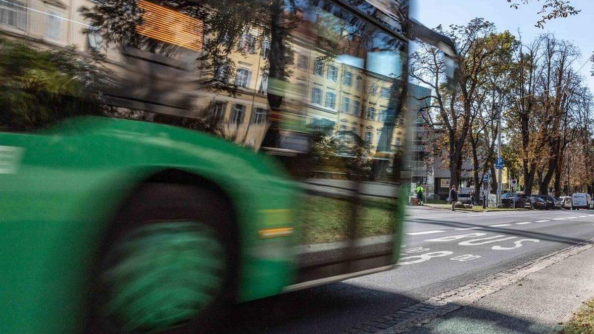 Unfall in Linienbus in Graz: Frau stürzte nach Bremsmanöver