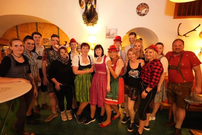 Für die Versorgung der hungrigen und vor allem durstigen Besucher des Wildererballes sorgten die Helferinnen und Helfer rund um Christine Nussbaumer.