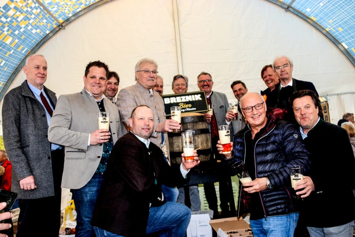 Zum Hemmabier-Anstich sind zahlreiche Bürgermeister und prominente Personen erschienen.