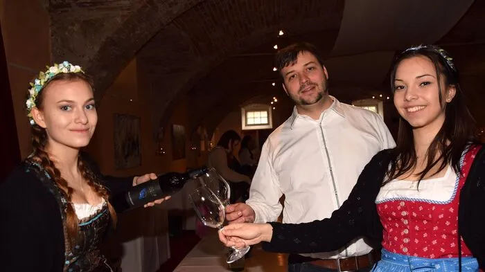 Unter dem Motto „Gamlitz sperrt auf“ lud der Weinbauverein mit Obmann Joachim Skoff (im Bild mit Michaela und Julia Perner) zur Frühlingsweinkost.