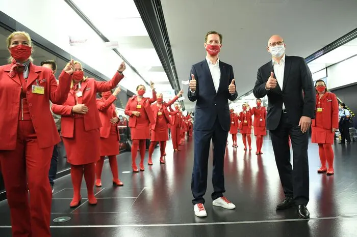 Nun ging es wieder in die Luft: Der erste reguläre Linienflug nach fast drei Monaten Pause wegen der Coronakrise war Kurs OS 111 nach München - er wurde vom AUA-Personal bejubelt. Ebenfalls vor Ort waren und AUA-Chef Alexis von Hoensbroech und Vorstandsdirektor Julian Jäger.