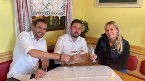 Martin Achatz (Mitte) betreibt seit Kurzem die „Reiterklause“. Im Bild mit Verpächterin Nicole Wrumnig und Kellner Lukas Weinberger