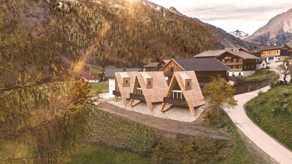 Platz für 31 Gäste bieten die fünf Zimmer und drei Tichas, eine Kombination aus Tippi und klassischem Hotelzimmer