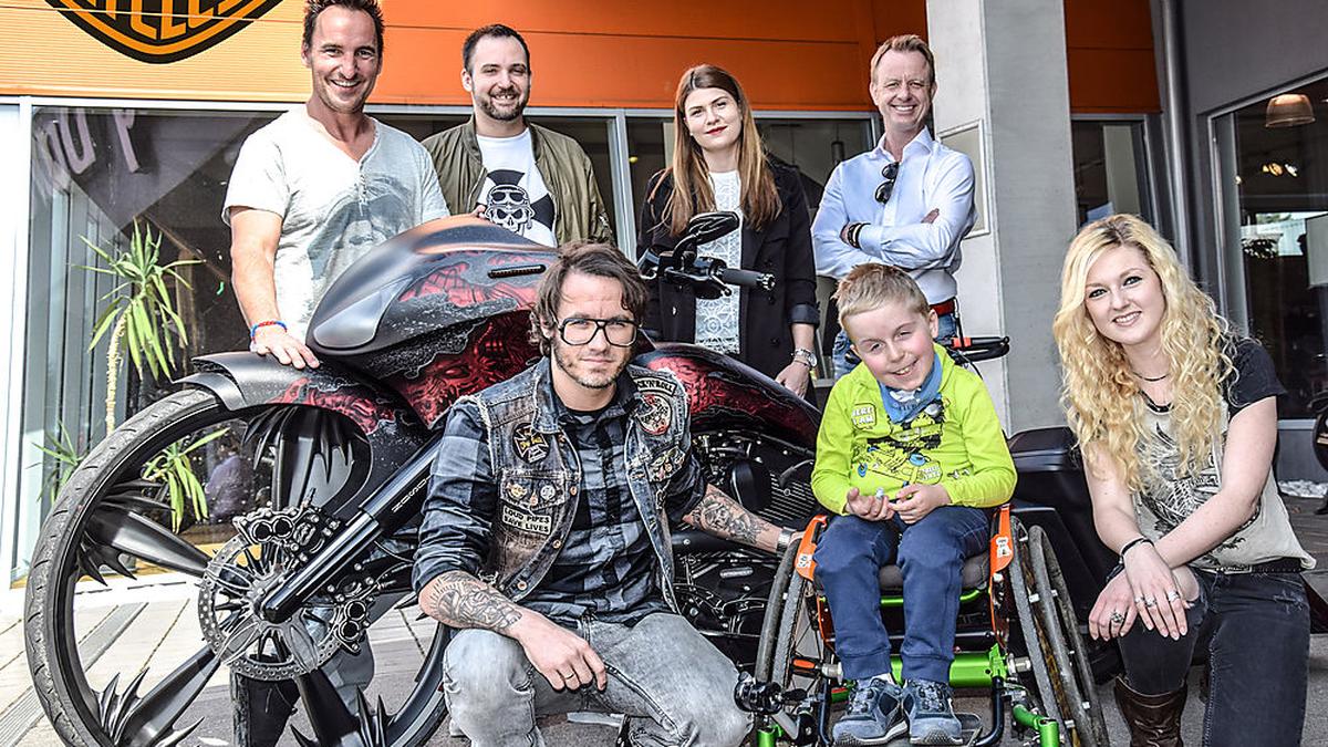 Andy Bäuchl, Philipp Maier, Katharina Weber, Mario Abl, Mike Reiter und Bettina Eibinger präsentierten bei Clock Tower Harley Davidson Graz Marcel, ihr spezielles Charitykind