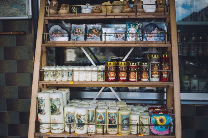 Beim Greißler gibt es neben Lebensmitteln auch Kerzen und Souveniers.