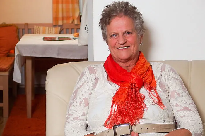 Christine, 62 - jährige Pensionistin aus dem steirischen Salzkammergut, ist seit einem Jahr Single. Sie war 15 Jahre verheiratet, dann kam die Scheidung. Die Esoterikerin wünscht sich einen Partner, der dafür Verständnis hat. „Ich schließe nicht aus mich wieder zu verlieben.“ Nur heiraten möchte sie nicht mehr.