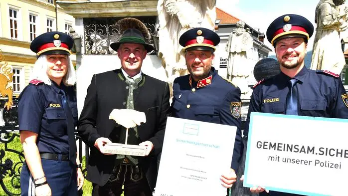 Von links: Sicherheitskoordinatorin des Bezirkspolizeikommandos Murau Romana Revoul, Bezirksjägermeister Murau Johannes Kendlbacher, Bezirkspolizeikommandant Murau Martin Mellem, Revierinspektor Gerald Dröscher