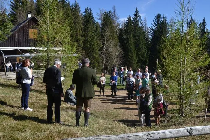 Die letzte Station der Wanderung war die Pfarrkirche Glashütten, wo Pfarrer Istvan Hollo über die Bedeutung des Emmausgangs sprach und Kanonikus Friedrich Trstenjak den Segen spendete. Zum Abschluss lud Maria Reinisch mit dem Pfarrteam von Glashütten noch zur Agape.
