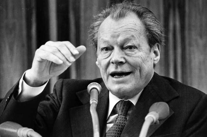 Bekanntester deutscher Nobelpreisträger ist wohl der damalige Bundeskanzler Willy Brandt. Der SPD-Politiker wurde 1971 für seine Ostpolitik geehrt, die zur Entspannung im Kalten Krieg beitrug.