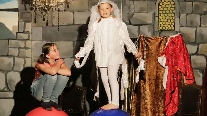 Hinreißende Melodien, ein fabelhaftes Bühnenbild, fantasievolle Kostüme sowie bezaubernde Darsteller – das war das Generationenmusical „Siggi Schlossgeist das Spukical“, das im Volksheim Köflach aufgeführt wurde.