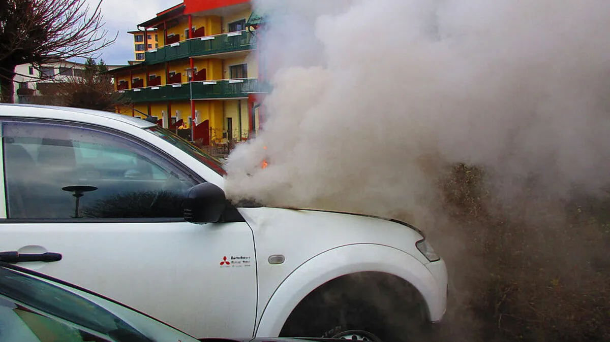 Auf dem Hotelparkplatz hatte ein Auto zu brennen begonnen