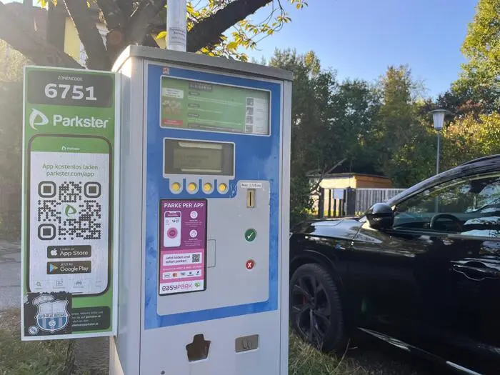 Das Bezahlen funktioniert weiterhin per Automat oder digital per App und es wird auch Parkscheine geben, die man bei Gemeinde oder Betrieben kaufen kann