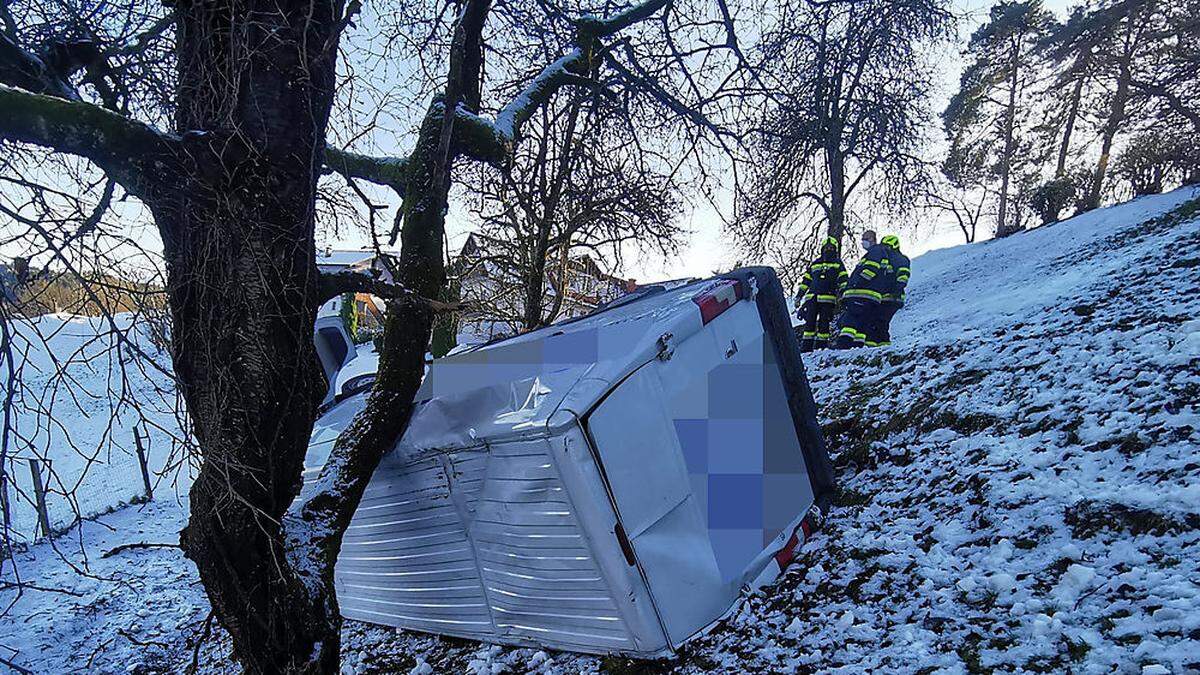 Die Feuerwehr musste den abgestürzten Transporter bergen