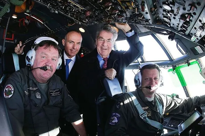 Hubschrauberflug mit Verteidigungsminister und dem Militär