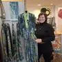 Angela Weber bringt Kunst auf Kleidung: Die Inhaberin der Gleisdorfer Boutique „Felice Mode-Passage“ verkauft neben ihren Bildern auch Kleidung mit den Mustern ihrer Gemälde