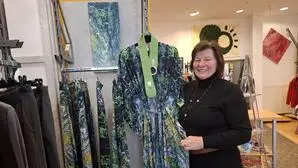 Angela Weber bringt Kunst auf Kleidung: Die Inhaberin der Gleisdorfer Boutique „Felice Mode-Passage“ verkauft neben ihren Bildern auch Kleidung mit den Mustern ihrer Gemälde