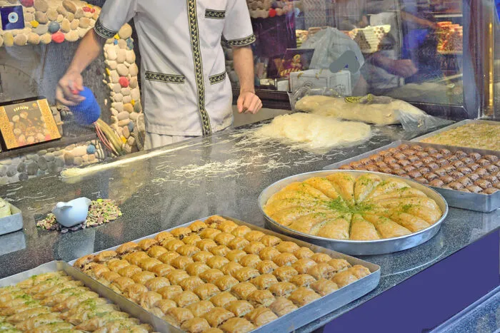 Wer in Istanbul ist, der muss die National-Süßspeise essen. Vorsicht: sehr süß - variabel mit Pistazien oder Walnüssen.