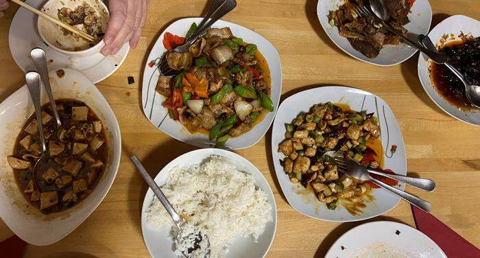 Mapo-Tofu, doppelt gebratenes Schweinefleisch und vieles mehr: Der Tisch ist gedeckt mit Köstlichkeiten der Sichuan-Küche