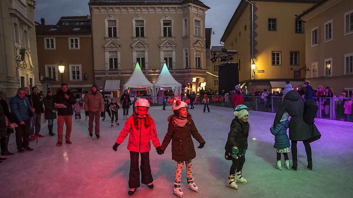 Der Eislaufplatz auf dem Pfarrplatz wurde eröffnet