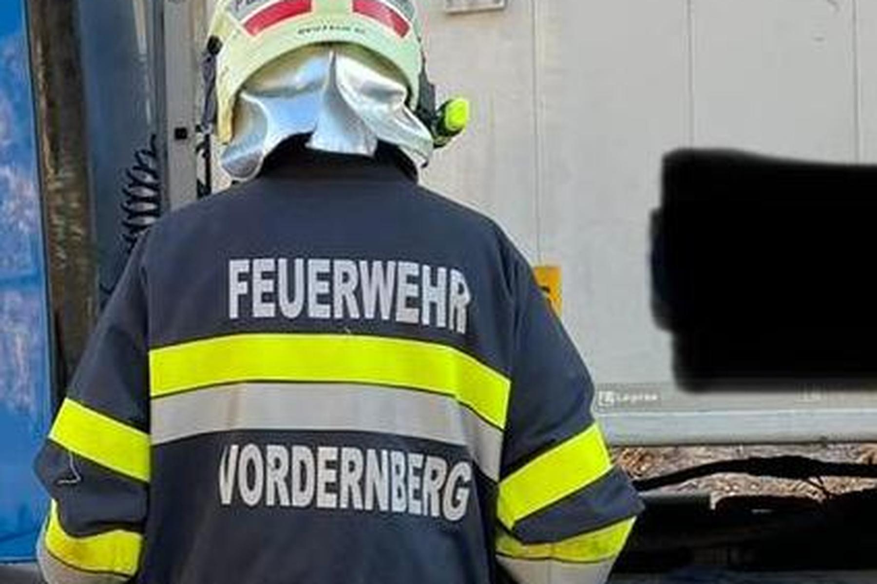 Auto am Präbichl abgestürtzt: Feuerwehr Vordernberg konnte verletzten Lenker aus dem Auto holen