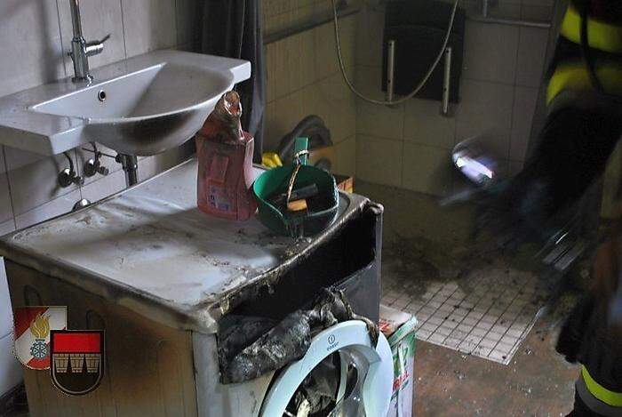 Die in Brand geratene Waschmaschine