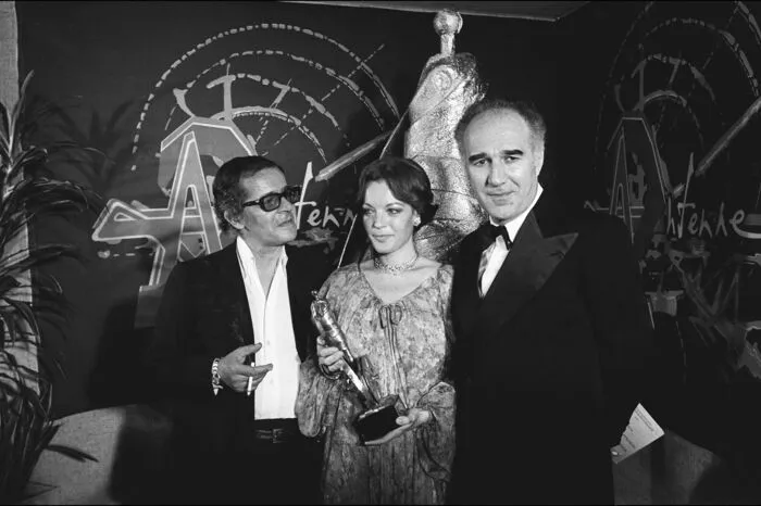 Mit Romy Schneider drehte er sechs Filme, etwa "Die Dinge des Lebens" und "Das Mädchen und der Kommissar". Sie seien manchmal schwach geworden und hätten sich zu nicht immer "ehrlichen Gesten" hinreißen lassen, gestand Piccoli mit 90 in seiner Autobiografie, doch das habe nicht die Freundschaft zerstört, die beide miteinander verbunden habe.